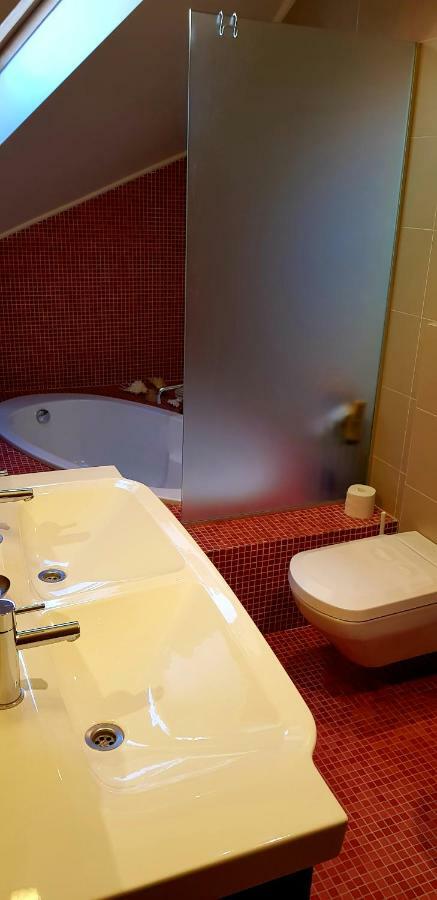Exceptional Uzupis Bridge 3 Bedroom Apartment Vilna Exterior foto